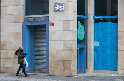 Una mujer camina junto a una de las tiendas que Imaginarium tenía en Zaragoza, cerrada en 2021.