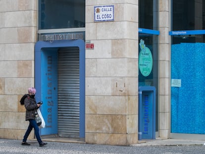 Una mujer camina junto a una de las tiendas que Imaginarium tenía en Zaragoza, cerrada en 2021.