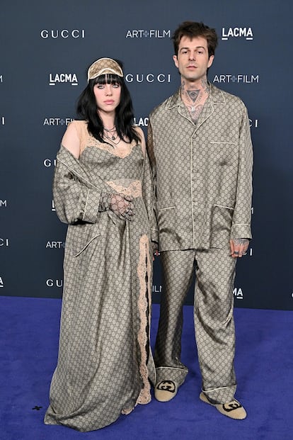 Debajo de la manta con la que llegaron a Los Angeles County Museum of Art, la cantante Billie Eilish y su novio, Jesse Rutherford (cantante de The Neighbourhood), lucían un camisón y un pijama y zapatillas a juego. Ella completó el estilismo con un antifaz para dormir. Para su debut como pareja posando en un evento, los artistas eligieron un total look de Gucci.