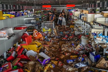 Interior de un supermercado inundado en Valencia, este jueves.