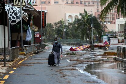 Un turista camina entre los escombros ocasionados por el huracán Delta en Cancún, este miércoles.