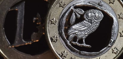 Fotografía ilustrativa que muestra dos piezas artísticas hechas en monedas de euro talladas en Fráncfort (Alemania).
