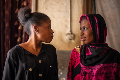 Las hermanas Seynabou y Fatou Kiné Sene, de 21 y 25 años, padecen de paraparesia espástica familiar. Su madre se alertó cuando comenzaron a sufrir constantes caídas cuando eran niñas. Las personas que sufren este mal tropiezan o dan pasos en falso porque tienden a caminar sobre las puntas de los dedos con pies doblados hacia dentro. Ambas consiguieron estudiar hasta secundaria en Dakar, pero Seynabou tiene problemas para conseguir un empleo.