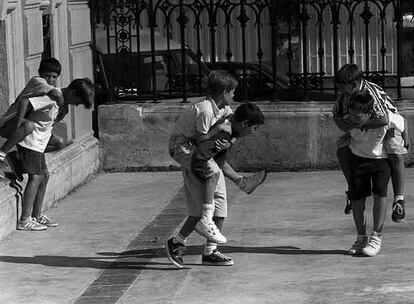 Varios niños juegan en el patio de un colegio público del centro de Bilbao.