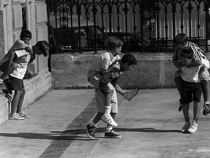 Varios niños juegan en el patio de un colegio público del centro de Bilbao.