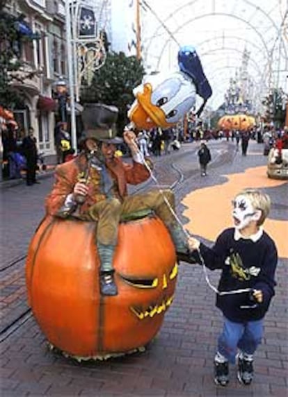 Los personajes de Halloween desfilan estos días por las calles de Disneyland Resort París.