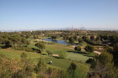 Terrenos donde se construir&aacute; el BCN World con el campo de golf de Port Aventura en primer t&eacute;rmino.
