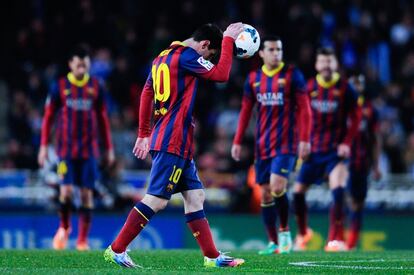 Messi recoge la pelota después del tanto de la Real Sociedad.