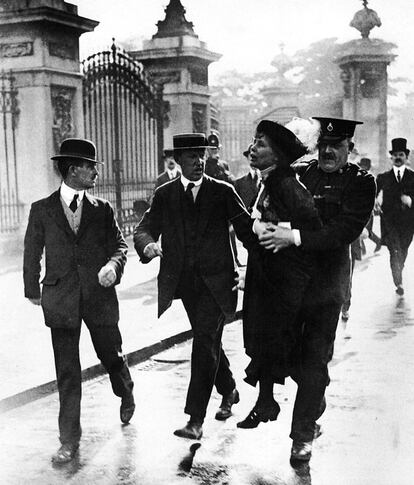 Un policía detiene y lleva en volandas a la sufragista Emmeline Pankhurst en Londres en 1914.