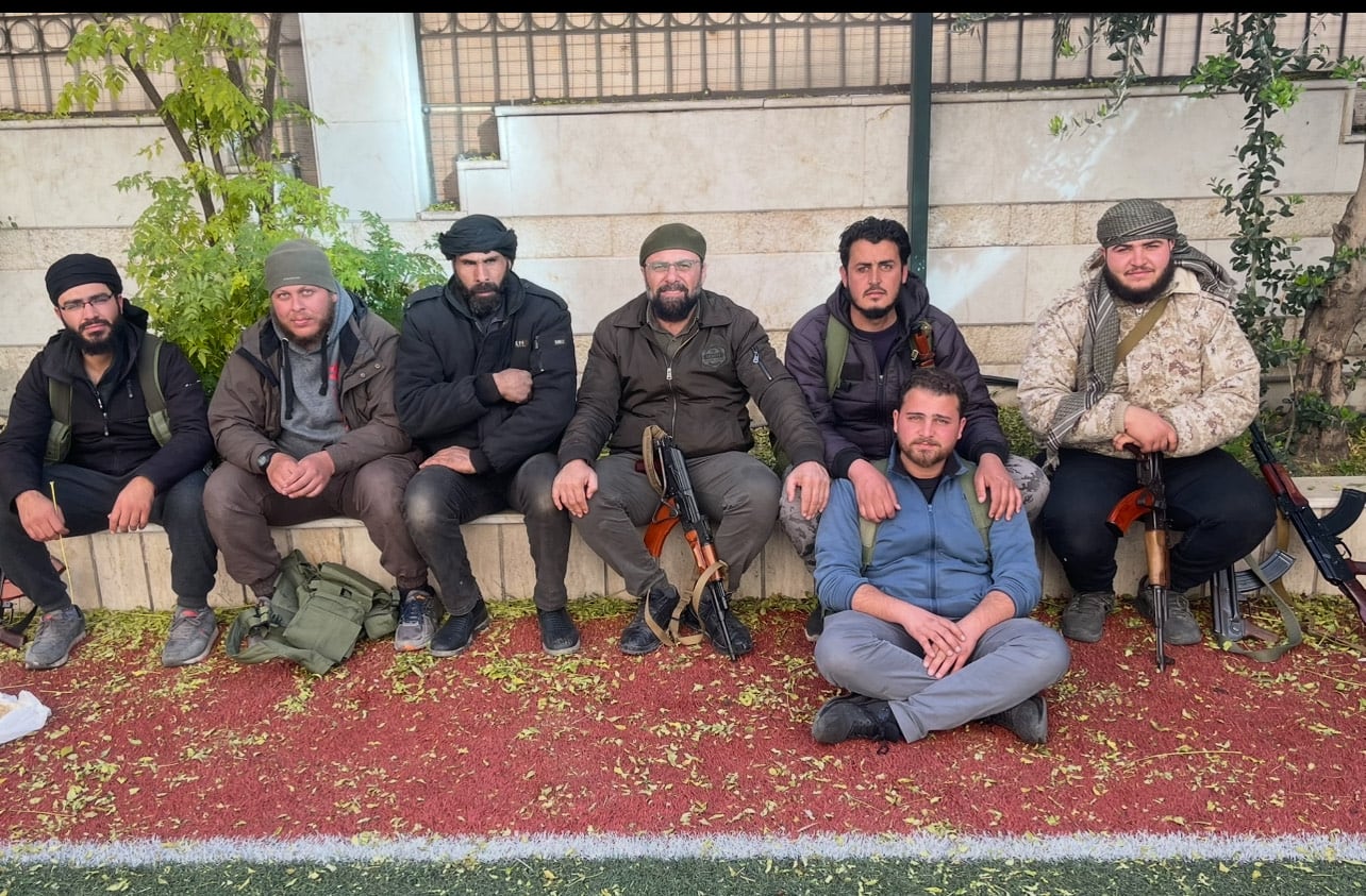 Bachar Alkaderi (cuarto desde la izquierda) y otros rebeldes de Deraa en el barrio damasceno de Kafr Susa, tras tomar una posición ocupada por efectivos iraníes el 8 de diciembre de 2024, cuando fue derrocado el régimen de Asad.