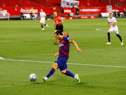 Messi controla un balón durante el Sevilla-Barcelona.