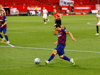 Messi controla un balón durante el Sevilla-Barcelona.