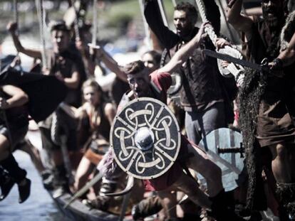 Una romería recrea cada verano el desembarco de los vikingos en Catoira (Pontevedra) en el siglo X.