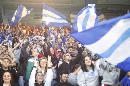 Aficionados del Deportivo de La Coruña, en Riazor antes de un partido por los playoffs de ascenso a LaLiga Santander.