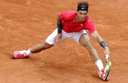 Nadal golpea la bola en la final de Roland Garros ante Djokovic