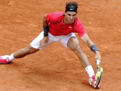 Nadal golpea la bola en la final de Roland Garros ante Djokovic