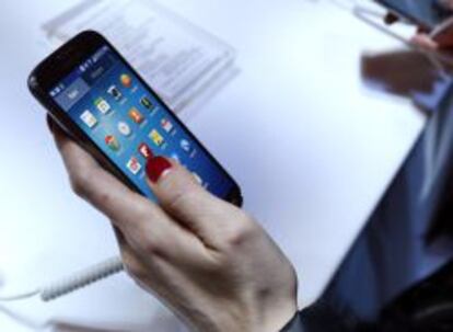Una usuaria maneja el nuevo Samsung Galaxy S4.
