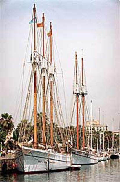 Barcos de principios de siglo en el Port Vell (Moll de la Fusta) de Barcelona, en espera del comienzo de una regata: "La Ruta de la Sal".