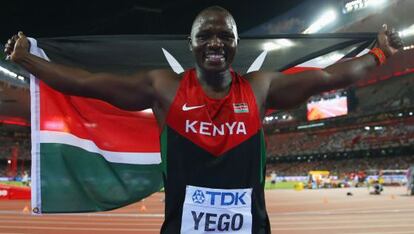 El keniano Julius Yego celebra su oro en jabalina.