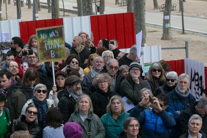 Numerosas personas se concentran para defender la arboleda de la zona de Madrid Río, que se verá afectada por las obras del Metro, a 18 de febrero de 2023.