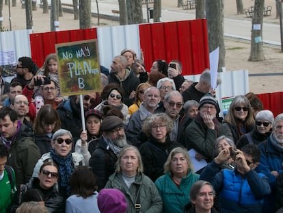 Numerosas personas se concentran para defender la arboleda de la zona de Madrid Río, que se verá afectada por las obras del Metro, a 18 de febrero de 2023.