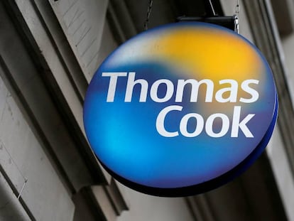 Logo de Thomas Cook en una agencia de viajes en Londres.