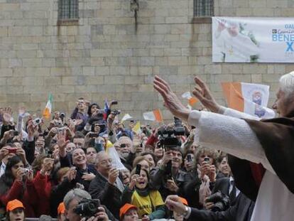 El Papa, vestido de peregrino, saluda a las personas congregadas en la plaza de la Quintata, en Santiago de Compostela