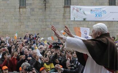 El Papa, vestido de peregrino, saluda a las personas congregadas en la plaza de la Quintata, en Santiago de Compostela