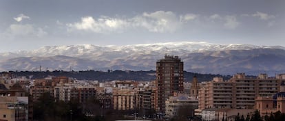 Vista general de la ciudad de Valencia con las montañas nevadas.