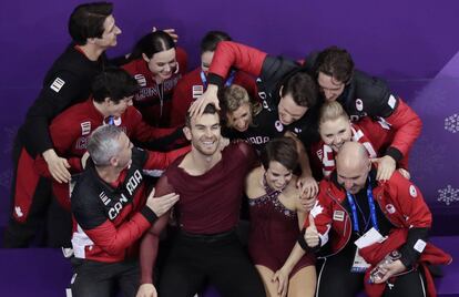 Meagan Duhamel y Eric Radford, de Canadá, al término de su actuación en la prueba de patinaje artístico por parejas celebrados en el estadio Gangneung Ice Arena, el 11 de febrero de 2018.