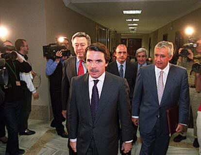 Aznar, ayer, en los pasillos del Congreso junto a dirigentes de su partido