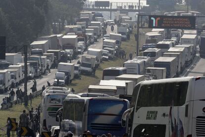 Caminhoneiros paralisaram as atividades em protesto contra a alta do preço dos diesel, que desde meados de 2017 subiu mais de 50%. Na imagem, o congestionamento causado pelo bloqueio da rodovia Régis Bittencourt, a 30 km de São Paulo.