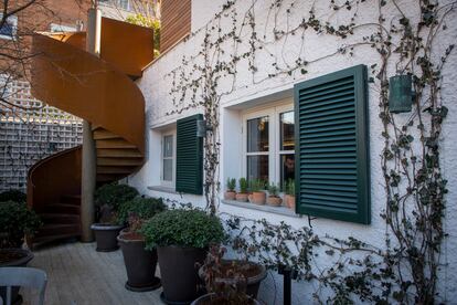 El restaurante OSA se encuentra en un casa de dos pisos, con terraza frente al río Manzanares. 