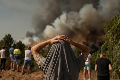 Un hombre observa la columna de humo del incendio forestal en Verín.