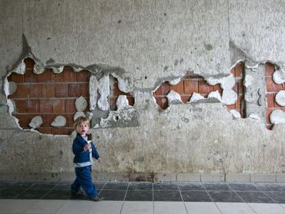 Un ni&ntilde;o pasea por el entorno de los nuevos apartamentos donde muchos antiguos vecinos de Hade fueron a vivir tras ser desplazados.