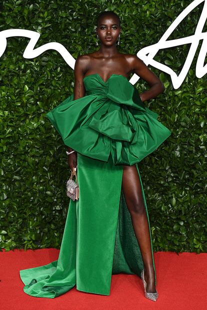 Adut Akech, recogió el galardón a mejor modelo del año con un espectacular vestido verde de Valentino.