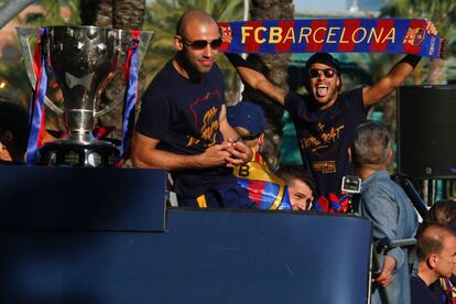 Rafinha i Neymar durant la celebració pels carrers de la capital catalana.