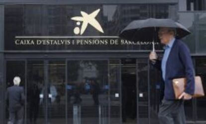 Puerta de entrada a la sede de CaixaBank en Barcelona. 