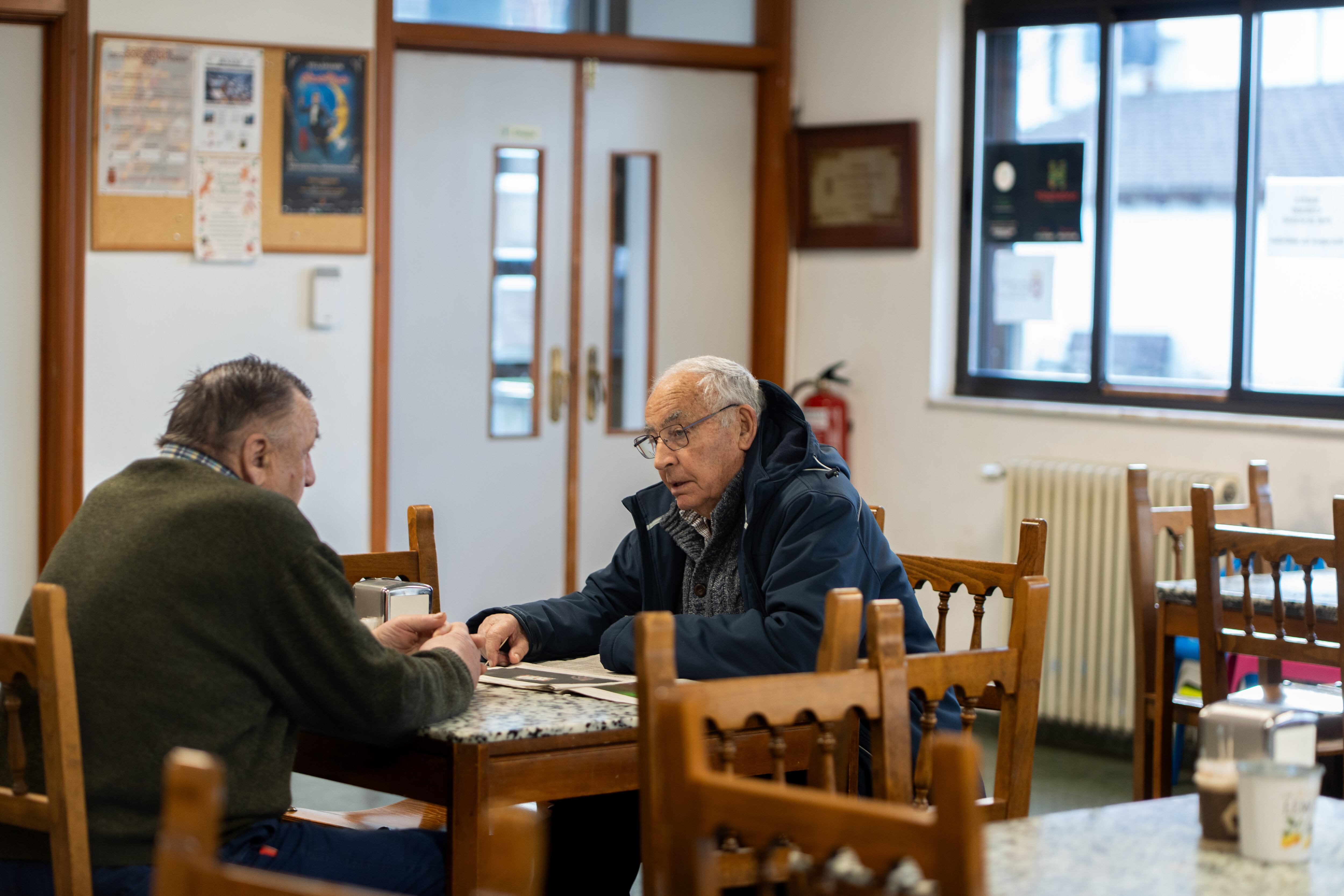 Dos vecinos de Villamanín, en el bar del pueblo.