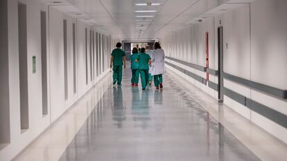 Personal sanitario en el pasillo de un hospital.
