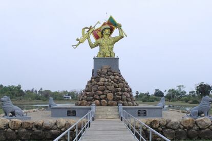 "Monumento a la Victoria de Pudukudirippu". Para la población tamil, el monumento situado en Mullaitivu, ciudad donde se libró la última batalla de la guerra civil, es un claro símbolo de la victoria cingalesa sobre la étnia tamil.