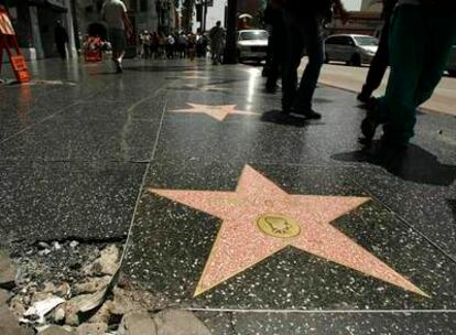 Estrella con daños visibles perteneciente a Henry O'Neill en el Paseo de la Fama de Hollywood.
