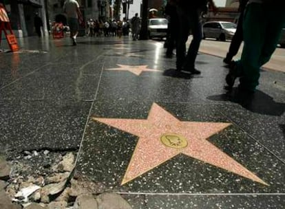 Estrella con daños visibles perteneciente a Henry O'Neill en el Paseo de la Fama de Hollywood.