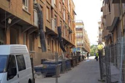 Grúas, edificios apuntalados, contenedores de escombros y solares vacíos siguen siendo el paisaje de la murciana localidad de Lorca después del terremoto. EFE/Archivo