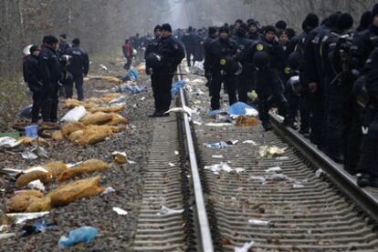 La policía alemana vigila las vías del tren tras la sentada de los activistas antinucleares, cerca de Harlingen.