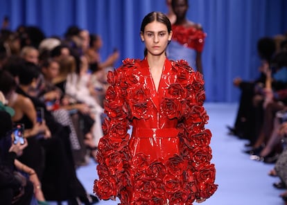 Las flores han sido las protagonistas de la colección de Balmain, presetanda el 27 de septiembre de 2023 en París.