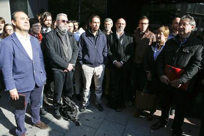 Minuto de silencio en las puertas de la sede de Podemos, tras la reunión que se mantuvo esta mañana con representantes de la patronal y sindicatos.
