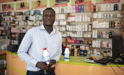 El microbiólogo y empresario Hamed Arthur Yo con dos botellas de su desinfectante Bilada.