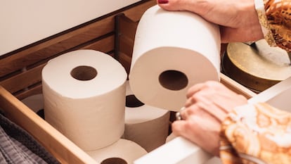 Cestos, cajas, portarrollos y otras ideas para guardar el papel higiénico de manera organizada en el cuarto de baño