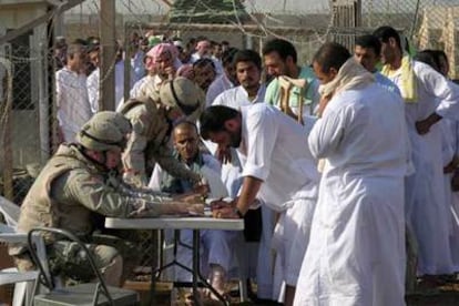 Detenidos iraquíes firman su salida de la cárcel de Abu Ghraib, en los alrededores de Bagdad.